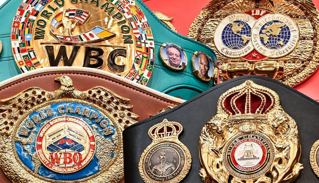 Wer trägt die WM-Gürtel der vier großen Welt-Boxverbände WBC (o.i.), IBF (o.r.), WBO (u.l.) und WBA (u.r.). (Fotos: IMAGO/AFLOSPORT)