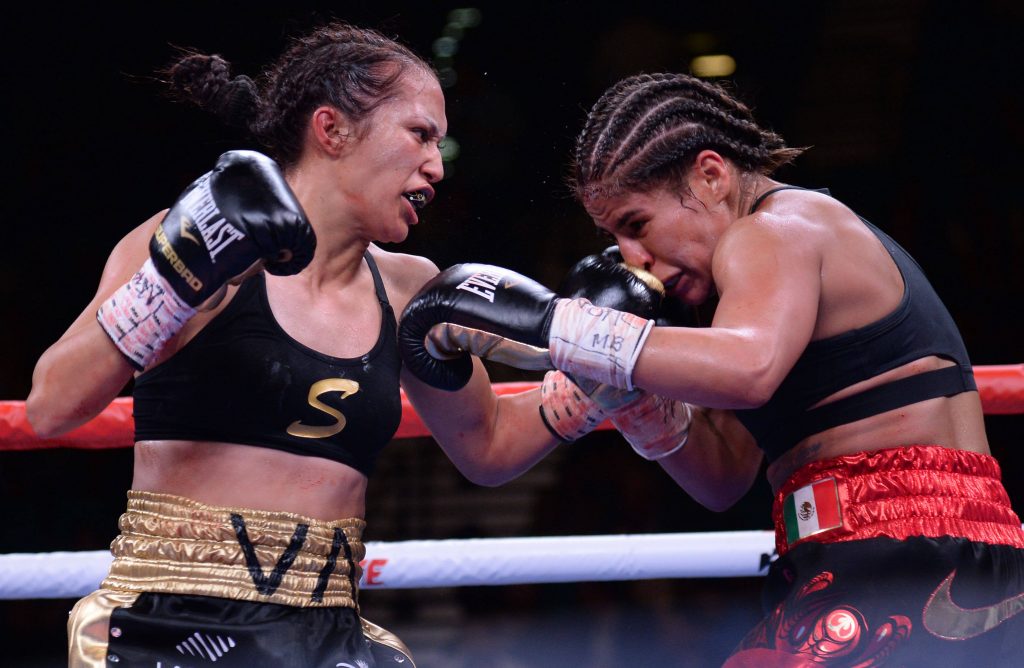2019 gewinnt Seniesa Estrada (l.) ihren ersten Titel, als sie – im ersten Frauen-Titelkampf mit dreiminütigen Runden – Marlen Esparza im Fight um den WBA-Interims-Gürtel im Fliegengewicht besiegt. (Foto: IMAGO / USA TODAY Network)