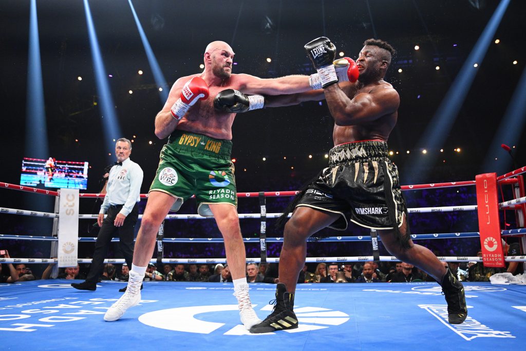 Schwergewichts-Weltmeister Tyson Fury hat den Showkampf gegen Francis Ngannou in Saudi-Arabien trotz eines Niederschlags nach Punkten gewonnen. (Foto: Getty Images)