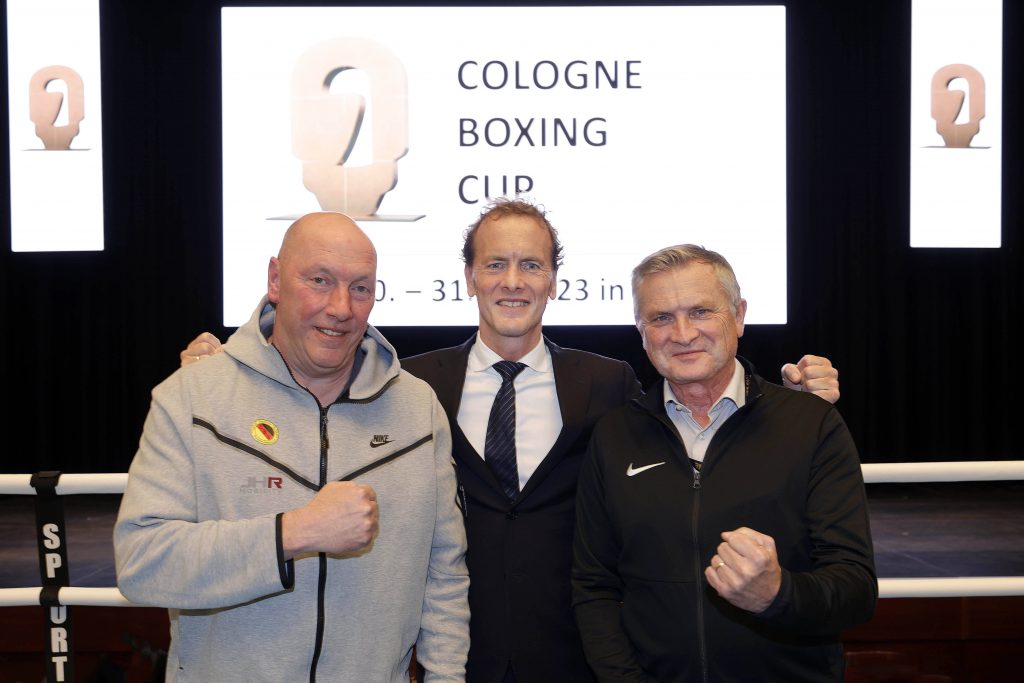 DBV-Sportdirektor Michael Müller (r.) hier mit Boris van der Vorst (M.) und DBV-Präsident Prof. Dr. Jens Hadler beim Cologne Boxing Cup 2023,  gehört dem neuen World Boxing Vorstand an. (Foto: IMAGO / Norbert Schmidt)