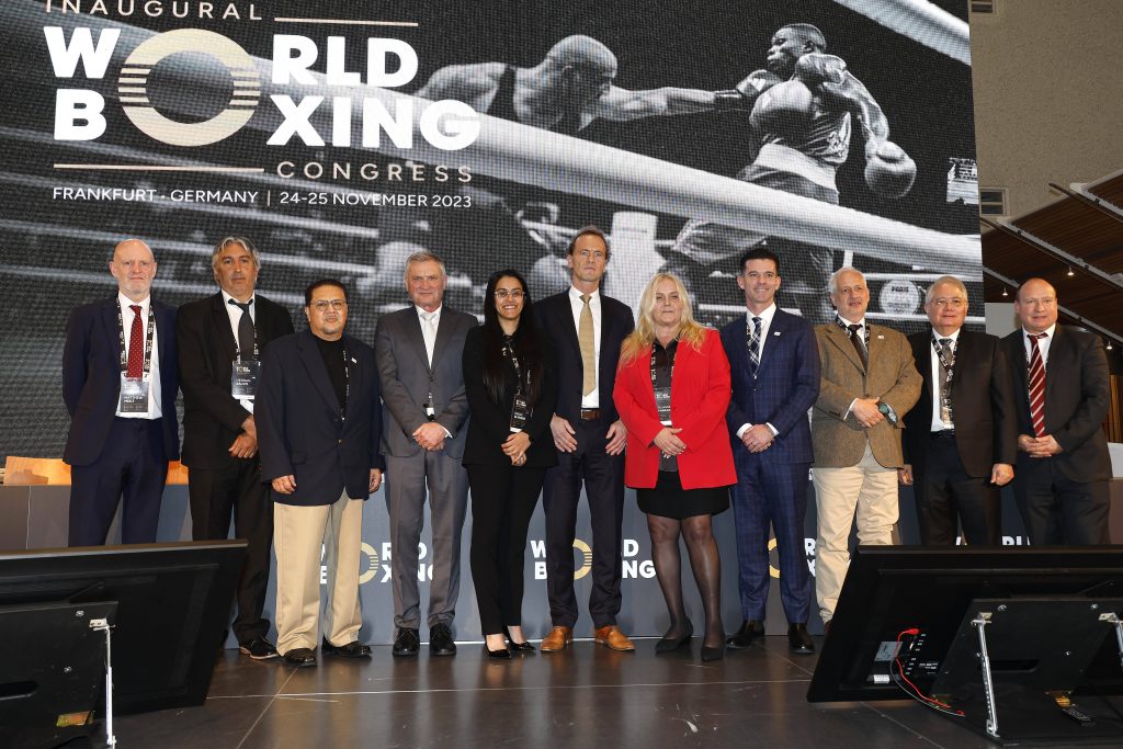 Das neugewählte Präsidium des Welt-Boxverbandes World Boxing mit Präsident Boris van der Vorst (Mitte) und Michael Müller (Deutschland, 4.v.l.) (Foto: IMAGO / Norbert Schmidt)