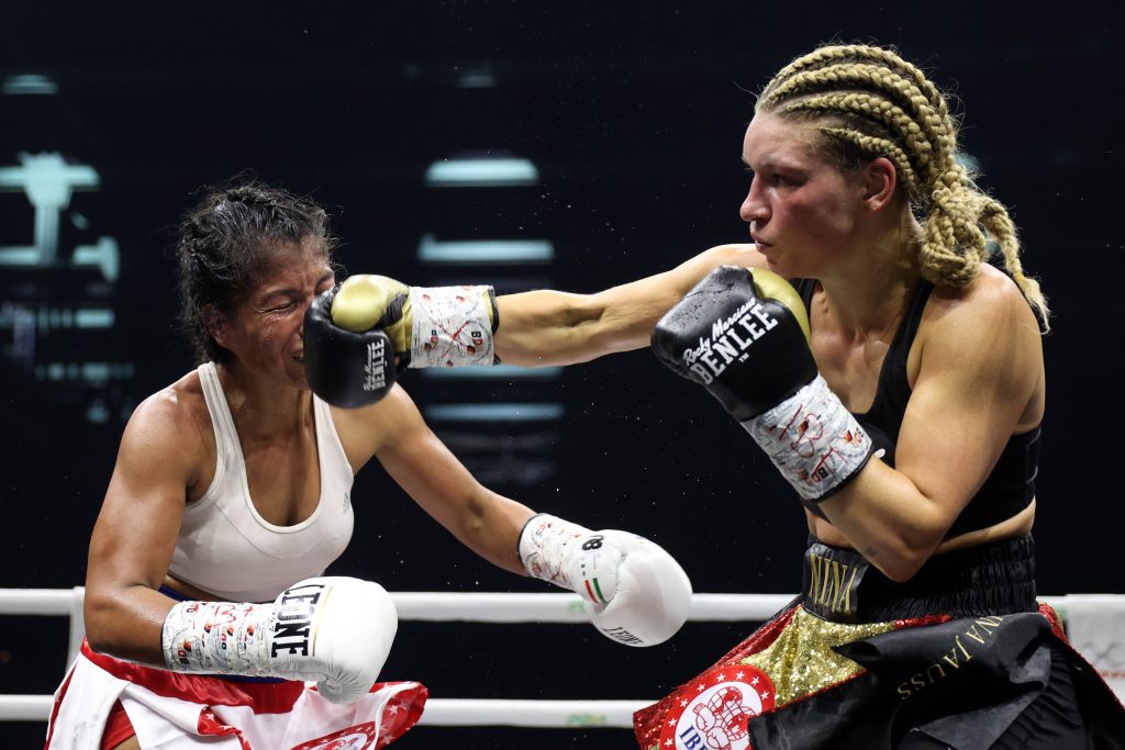WIBF-Weltmeisterin Nina Meinke (r.) bekommt ihren Wunsch-Kampf. Im März boxt die Berlinerin in Puerto Rico gegen Amanda Serrano. (Foto: IMAGO/Torsten Helmke)