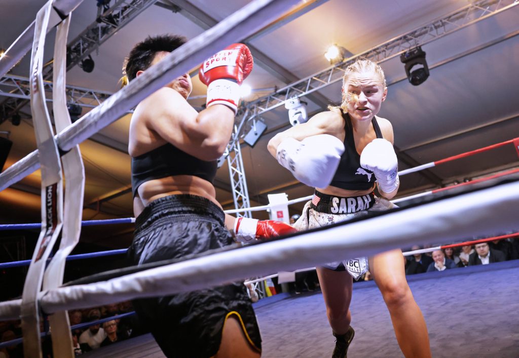 Sarah Liegmann (r.) gewann am 27. Oktober 2023 den Kampf gegen Thanchanok Phanan aus Thailand und ist WBC Youth Worldchampion (Foto: IMAGO/Wolter)