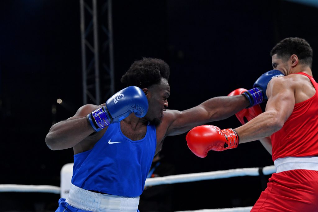 Superschwergewichtler Nelvie Tiafack (l.) startete mit einem 3:2-Punktsieg gegen Lokalmatador Delicious Orie in den World Boxing Cup in Sheffield. (Foto: GB Boxing)