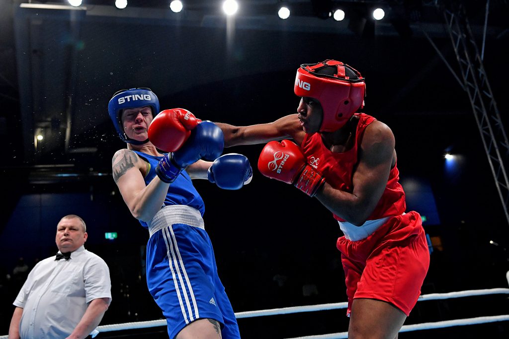 Irina Schönberger (l.) blieb in ihrem Auftaktkampf beim World Boxing Cup in Sheffield gegen die Britin Chantelle Reid chancenlos. (Foto GB Boxing)