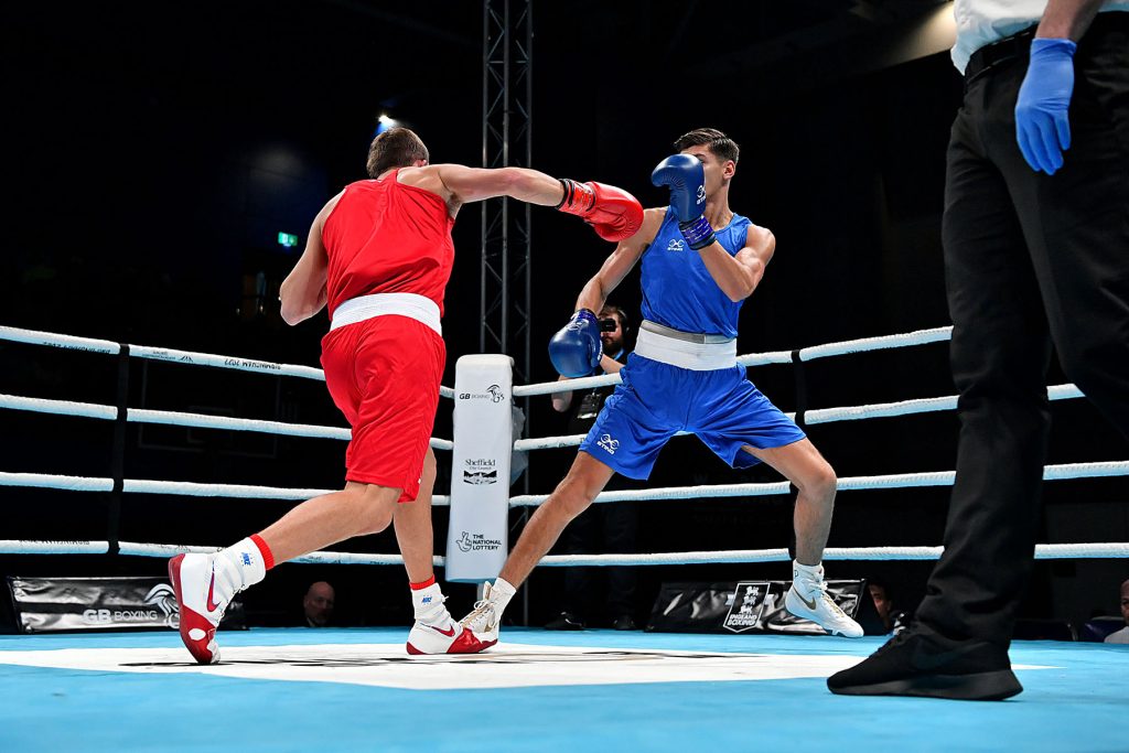 Nikita Putilov (rot) sorgte beim World Boxing Cup 2024 in Sheffield für den spektakulären Abschluss durch einen K.o.-Sieg nach 65 Sekunden im Finale gegen Omar Shiha aus Norwegen. (Foto GB Boxing)