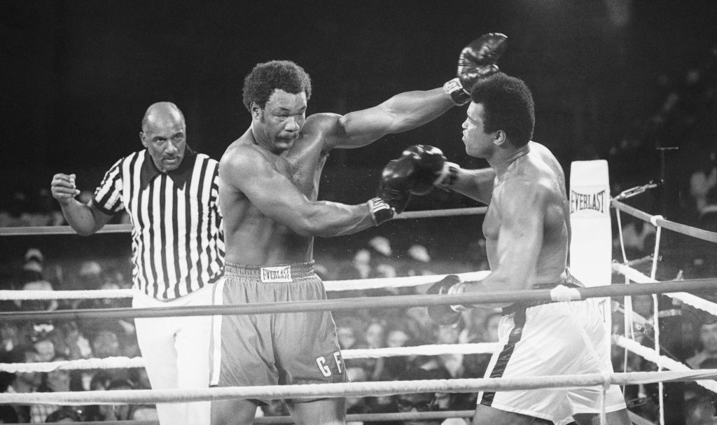 Kinshasa, Zaire am 30. Oktober 1974: George Foreman (l.) und Muhammad Ali stehen sich im größten Kampf der Boxgeschichte, dem "Rumble in the Jungle“ gegenüber. Ali zermürbt Foremam so sehr, dass der später in Depressionen verfällt. (Foto: Getty Images)