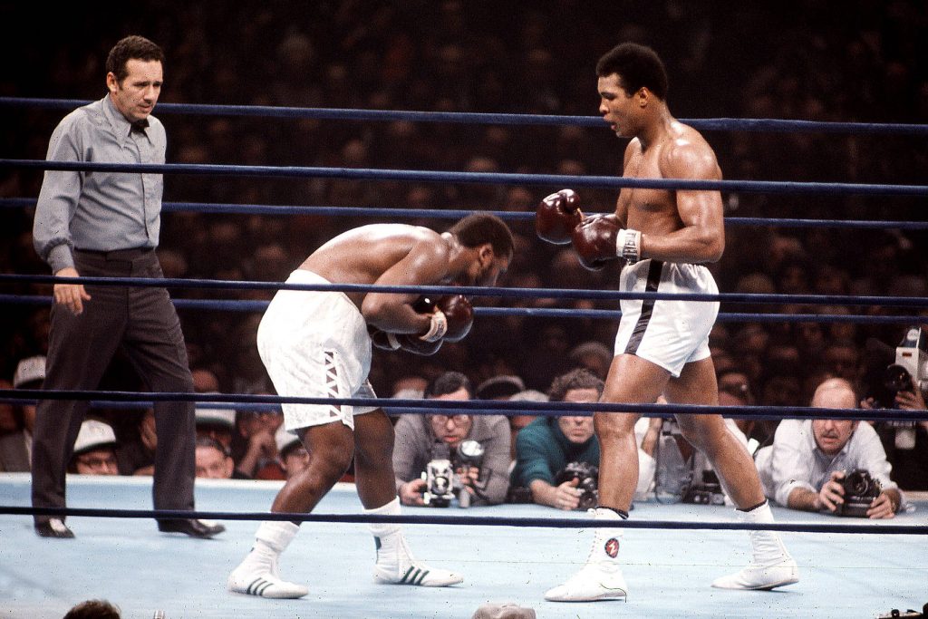 Muhammad Ali (r.) gegen Joe Frazier – hier eine Aufnahme aus dem zweiten Teil der Trilogie am 28. Januar 1974. Der Box-Dreiteiler endete schlussendlich mit einem T.K.o.-Sieg Alis im Oktober 1975. (Foto: imago/Icon SMI)