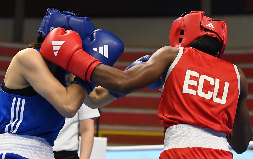 Olympisches Boxen: Aguas Chala Susan (rot) und Savrieva Marjona (blau) kg50 kämpfen beim ersten Weltqualifikationstunier in Busto Arsizio (Italien) am 6. März 2024. (Foto: boxing.athlete365.org)