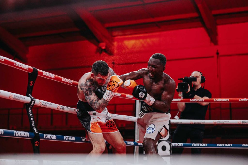 Abass Baraou (r.) krönte sich am 1. März 2024 im Telford International Centre durch einen Punktsieg gegen Sam Eggington zum neuen Europameister im Halbmittelgewicht. (Foto: Wasserman Boxing)