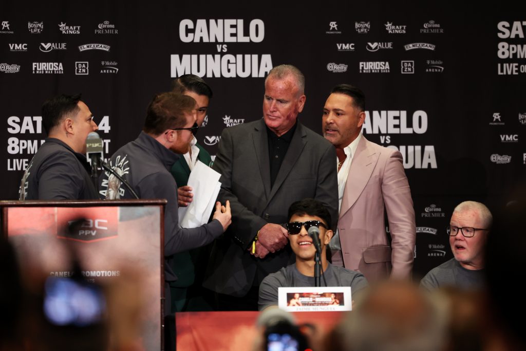 Auf der Pressekonferenz vor dem Kampf Canelo vs Munguia gingen sich Canelo Alvarez (2. v. l.) und Munguias Promoter Oscar De La Hoya (hinten r.) fast an die Gurgel, während Jaime Munguia (vorne links, mit Sonnenbrille) das Spektakel amüsiert beobachtete. (Foto: Getty Images)